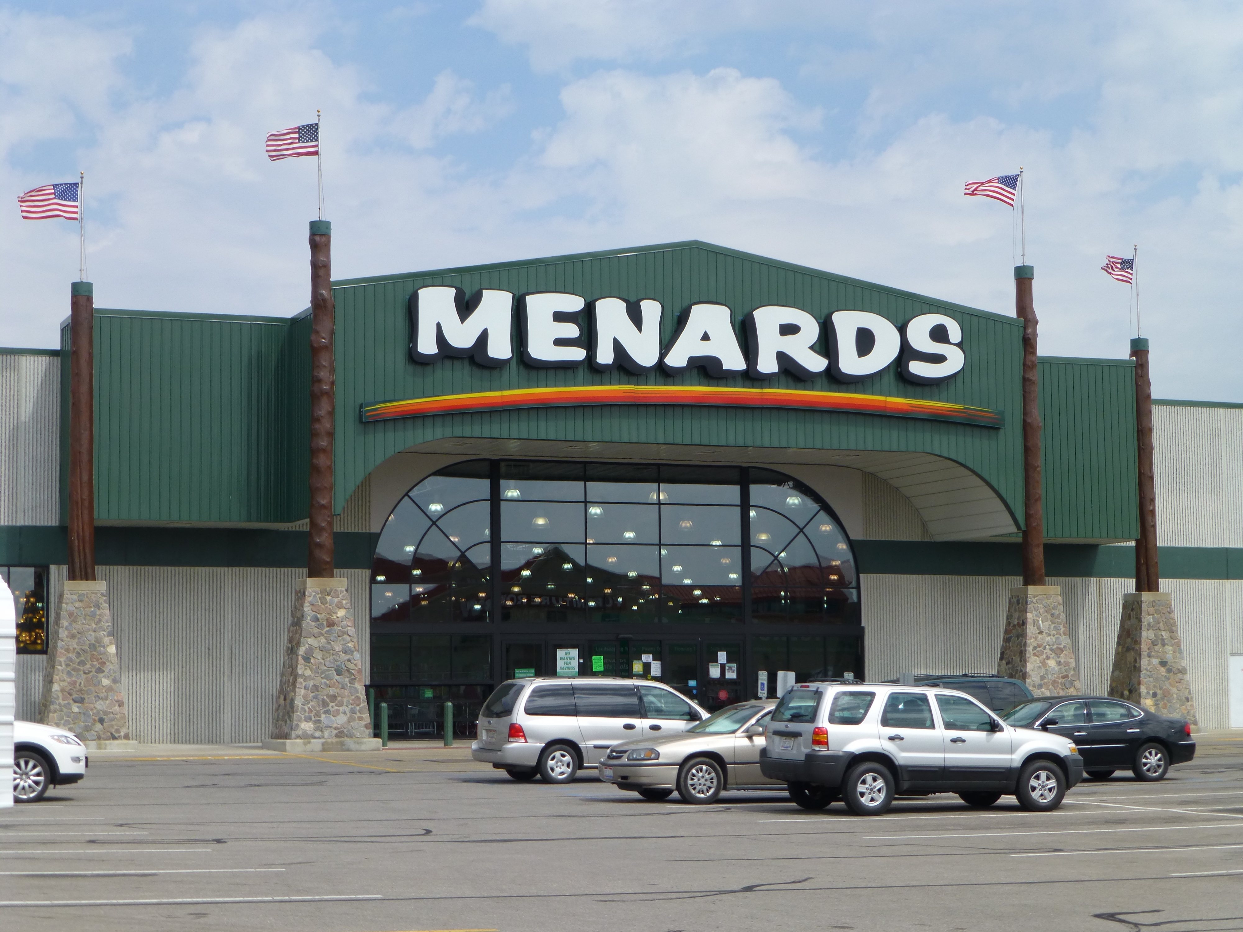 Is menards open on labor day Most Menards home improvement stores will be open normal sale hours on Labor Day Weekend. Most stores will close at 8pm on Labor Day. Most stores will close at 8pm on Labor Day. There may be exceptions with individual locations, so call ahead and confirm before heading out to Menards for the Labor Day Super Sale deals, coupon offers, and special holiday promotions.